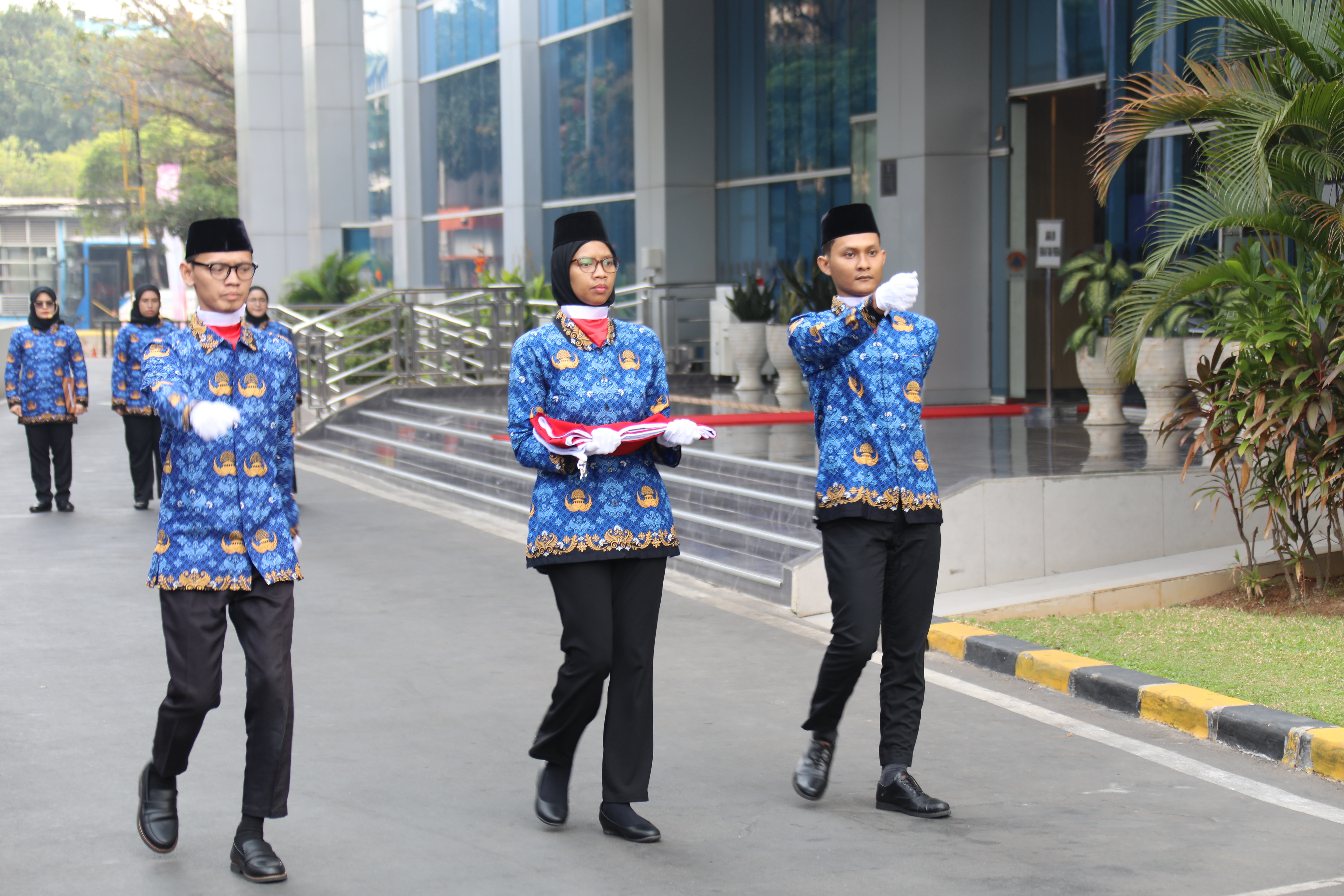 Petugas pengibar bendera sedang mempersiapkan bendera saat upacara memperingati Hari Kesaktian Pancasila tahun 2023 di halaman Graha BNPB, Jakarta pada Minggu (1/10) pagi
